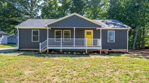 102 Harvey St, Gretna, VA 24557