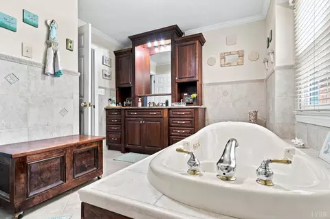 Bath - 119 Old Mill Ct, Amherst, VA 24521 photo 4 of 5