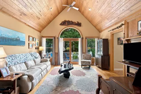 Living - 119 Old Mill Ct, Amherst, VA 24521 photo 2 of 4