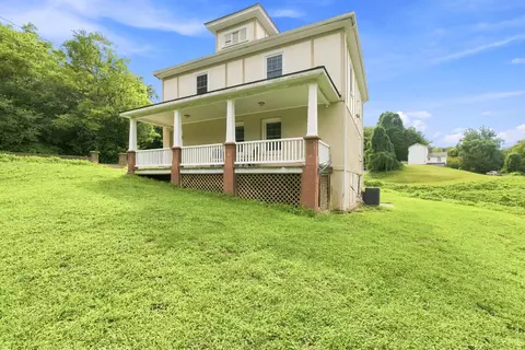 226 7th St, Madison Heights, VA 24572