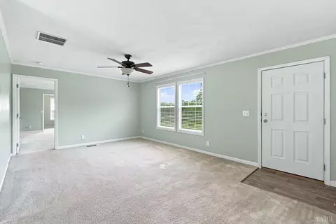 Living - 195 Finders Way, Amherst, VA 24521 photo 2 of 11