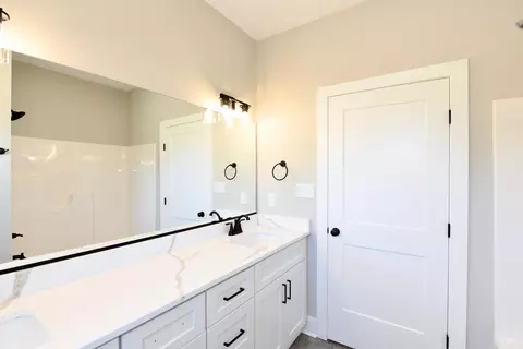 Bath - 9726 Leesville Rd, Evington, VA 24550 photo 4 of 4