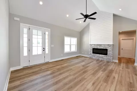Living - 9726 Leesville Rd, Evington, VA 24550 photo 2 of 4