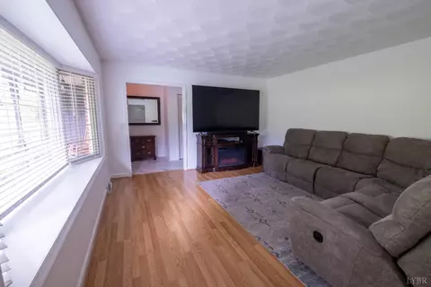 Living - 733 Spring St, Hurt, VA 24563 photo 4 of 8