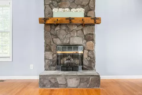 Living - 1839 Goode Rd, Goode, VA 24556 photo 4 of 8