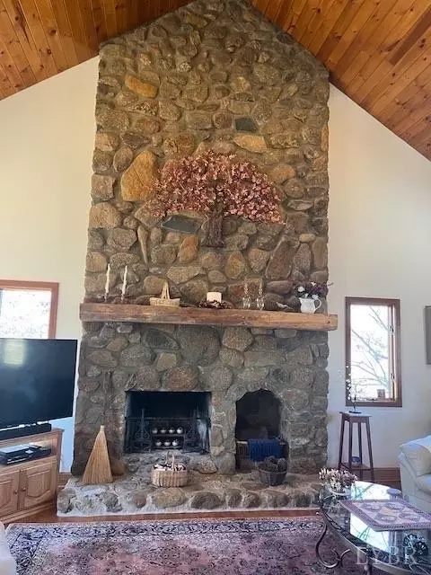 Living - 3460 Roaring Run Rd, Goode, VA 24556 photo 3 of 4