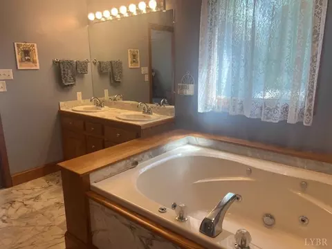 Bath - 3460 Roaring Run Rd, Goode, VA 24556 photo 3 of 7