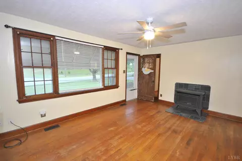 Living - 17817 Leesville Rd, Evington, VA 24550 photo 3 of 7