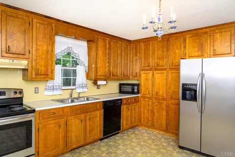 Kitchen - 2577 Town Fork Rd, Evington, VA 24550 photo 3 of 4
