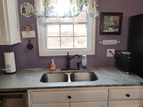 Kitchen - 4183 Tye River Rd, Amherst, VA 24521 photo 6 of 7