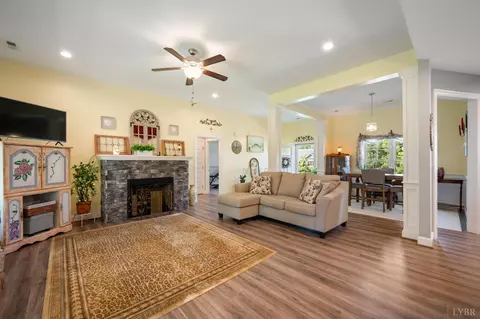 Living - 1240 Gladden Cir, Forest, VA 24551 photo 2 of 3
