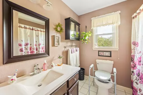 Bath - 1085 Otterview Estates Dr, Forest, VA 24551 photo 3 of 5