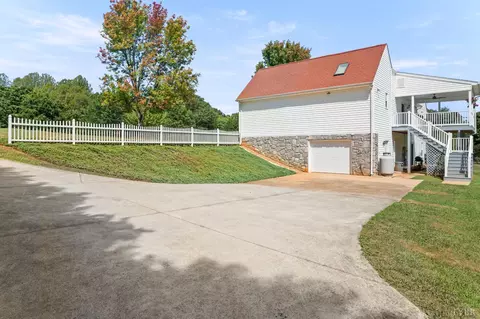 Exterior - 1085 Otterview Estates Dr, Forest, VA 24551 photo 9 of 13