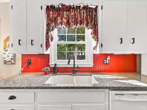 Kitchen - 1155 Abbey Pl, Forest, VA 24551 photo 2 of 4