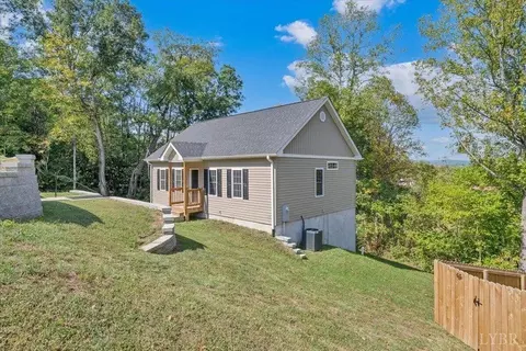 Exterior - 142 Chenault St, Buchanan, VA 24066 photo 3 of 6