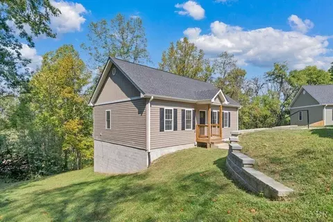 Exterior - 142 Chenault St, Buchanan, VA 24066 photo 5 of 6