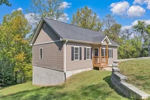 Exterior - 142 Chenault St, Buchanan, VA 24066 photo 4 of 6