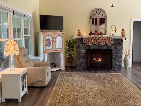 Living - 1240 Gladden Cir, Forest, VA 24551 photo 2 of 4
