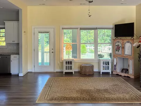 Living - 1240 Gladden Cir, Forest, VA 24551 photo 3 of 4
