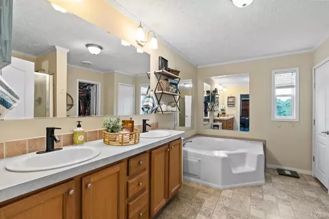 Bath - 3167 Bellview Rd, Appomattox, VA 24522 photo 1 of 4
