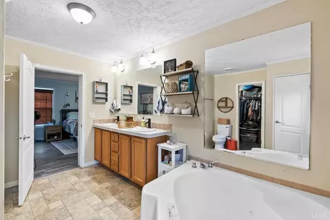 Bath - 3167 Bellview Rd, Appomattox, VA 24522 photo 3 of 4