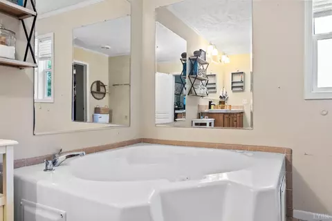 Bath - 3167 Bellview Rd, Appomattox, VA 24522 photo 2 of 4