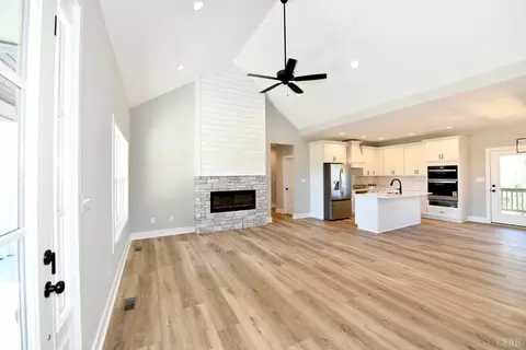Living - 9726 Leesville Rd, Evington, VA 24550 photo 4 of 4