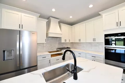 Kitchen - 9726 Leesville Rd, Evington, VA 24550 photo 4 of 5