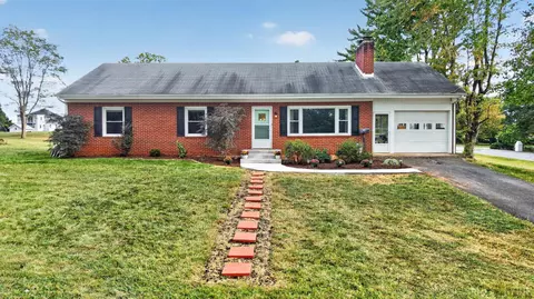1218 Oakwood St, Bedford, VA 24523
