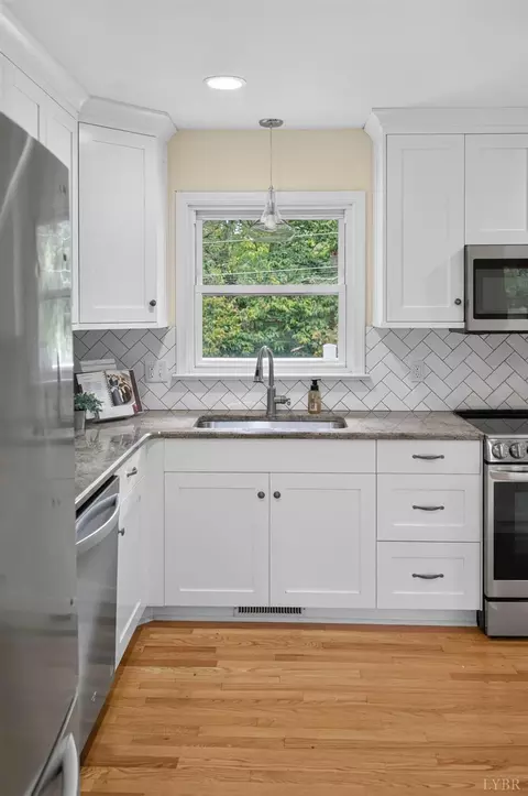 Kitchen - 11094 Leesville Rd, Evington, VA 24550 photo 3 of 10