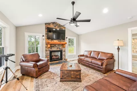 Living - 323 Mountain Top Way, Amherst, VA 24521 photo 2 of 3