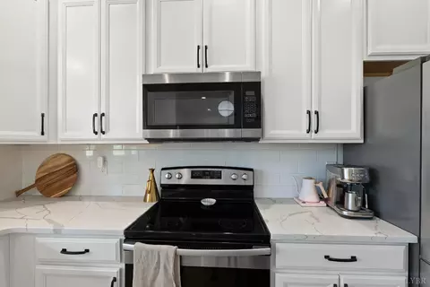 Kitchen - 1058 Brownstone Ln, Forest, VA 24551 photo 4 of 5