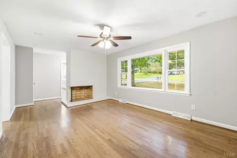 Living - 619 Spring St, Hurt, VA 24563 photo 2 of 4