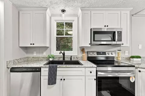 Kitchen - 409 Mansion Way, Amherst, VA 24521 photo 2 of 4