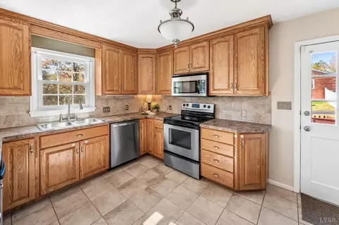Kitchen - 677 Kenmore Rd, Amherst, VA 24521 photo 3 of 8