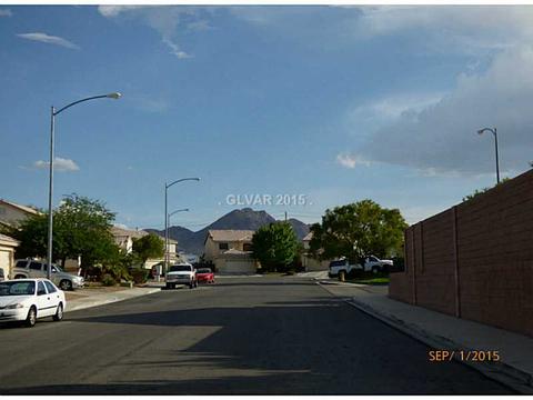 718 Booted Eagle St, Henderson, NV 89015 photo 4
