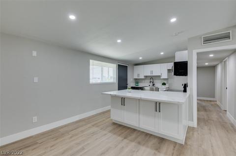 208 Hillcrest Dr, Henderson, NV 89015