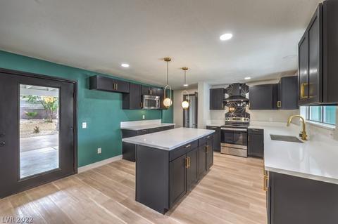 1521 Rocking Horse Dr, Henderson, NV 89002