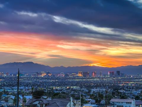 570 Los Feliz St, Las Vegas, NV 89110