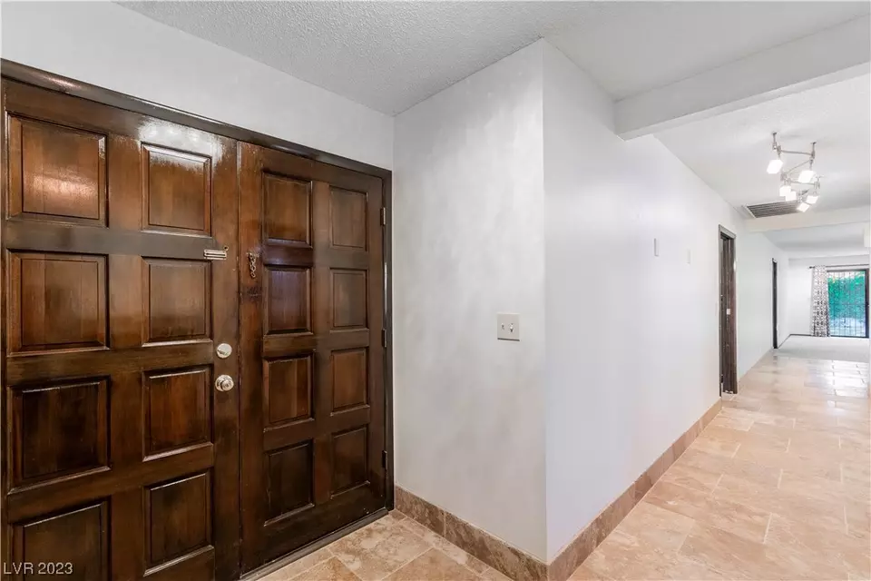  2465 Whippoorwill Ln, Las Vegas, NV 89121 photo 5