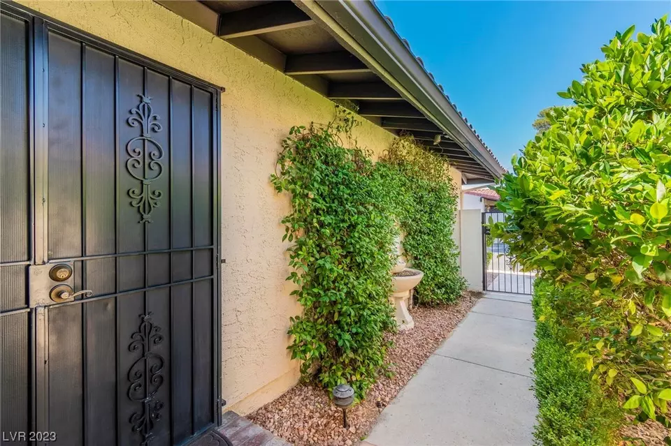  2465 Whippoorwill Ln, Las Vegas, NV 89121 photo 3