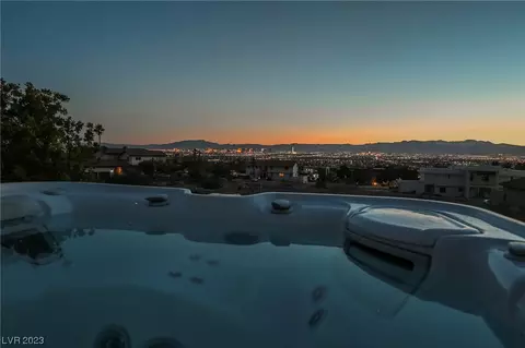 676 Los Feliz St, Las Vegas, NV 89110