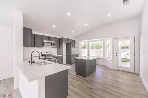 9829 Russett Wood Cir, Las Vegas, NV 89117