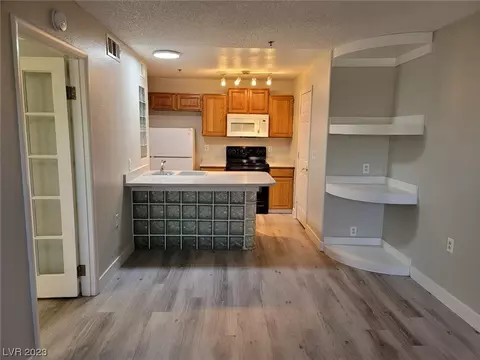1381 E University Ave #108, Las Vegas, NV 89119