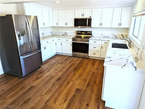 4961 Newton Dr, Las Vegas, NV 89121