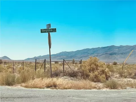 2731 Begonia St, Pahrump, NV 89048