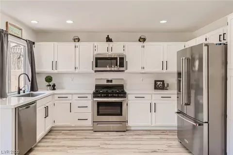 6945 Troubador Dr, Las Vegas, NV 89119