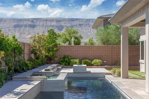 7 Boulder Rock Cir, Las Vegas, NV 89135