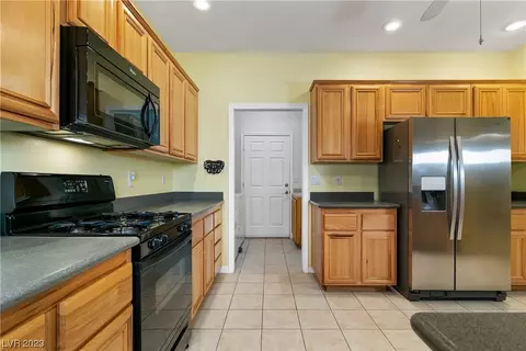 Kitchen - 3625 Laughlin Blvd, Laughlin, NV 89029 photo 10 of 13