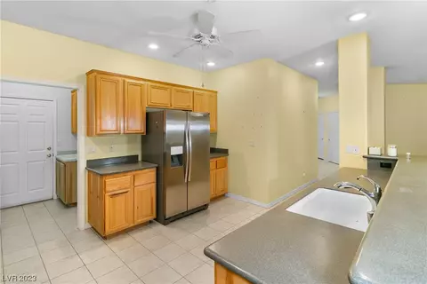 Kitchen - 3625 Laughlin Blvd, Laughlin, NV 89029 photo 5 of 13